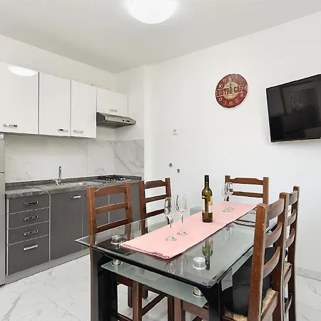 Apartment Fuer 7 Personen Ca 90 Qm In Medulin, Istrien Suedkueste Von Istrien Medulin